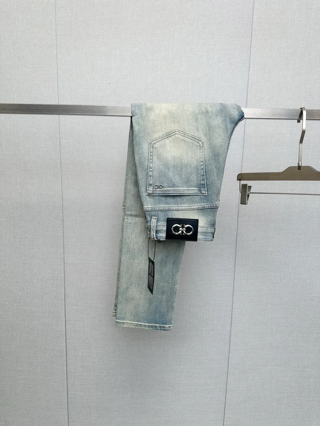 Available at the official website counter at the same time, the Original is a very stylish pair of jeans, with customized original washed denim fabric, unique design, top-notch printing technology letter pattern logo, original hardware accessories decoration, an extremely outstanding pair of jeans, the materials and craftsmanship are extremely luxurious and exquisite, extremely high-grade, handsome and stylish upper body, recommended 👍, Sizes: 29-38